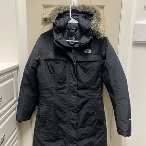 The women’s north face arctic parka in black size small. Super warm!